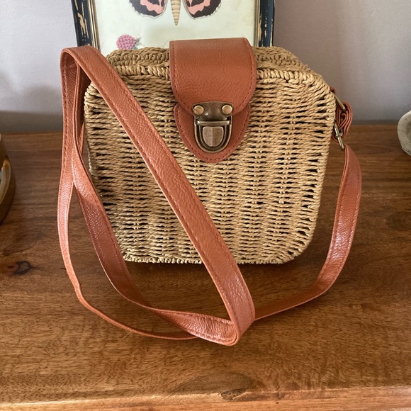 Summer and Rose wicker crossbody bag. - Picture 1 of 2